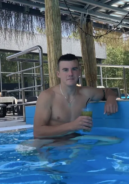 Богдан из Санкт-Петербурга, мне 24, познакомлюсь для приятного времяпровождения