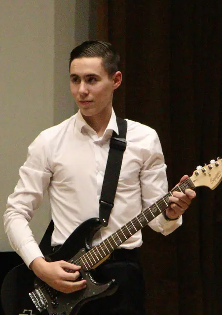 Я Максим, 21, из Пскова, ищу знакомство для приятного времяпровождения