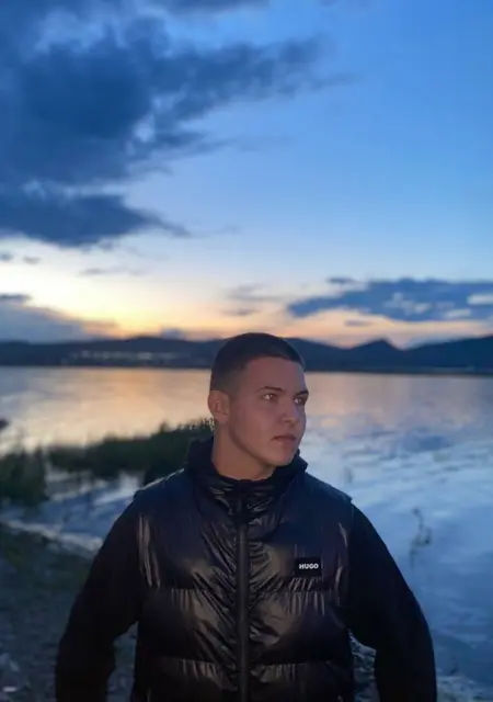 Я Артём, 19, из Абакана, ищу знакомства на одну ночь